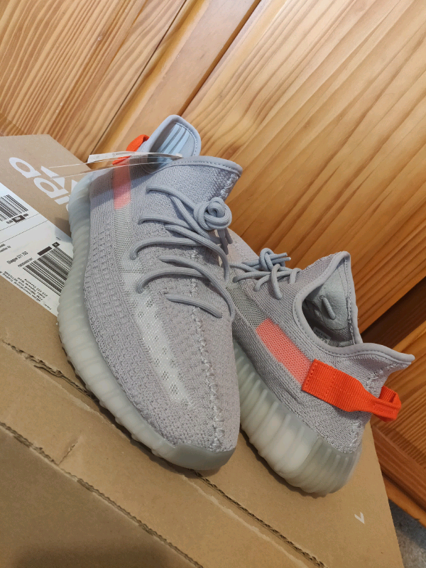 De adidas Yeezy Boost 350 V2 Tail Light komt binnenkort uit